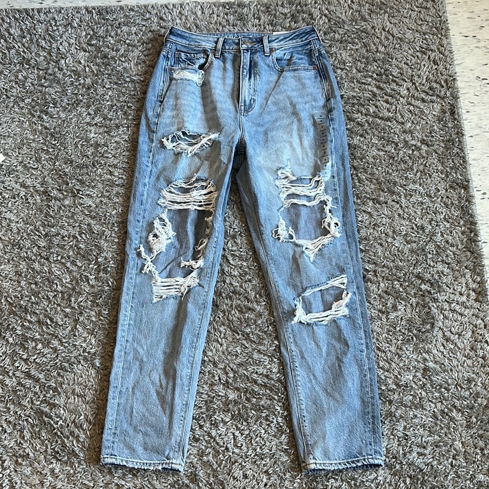 “American Eagle” High Rise Mom Jeans- Size 6